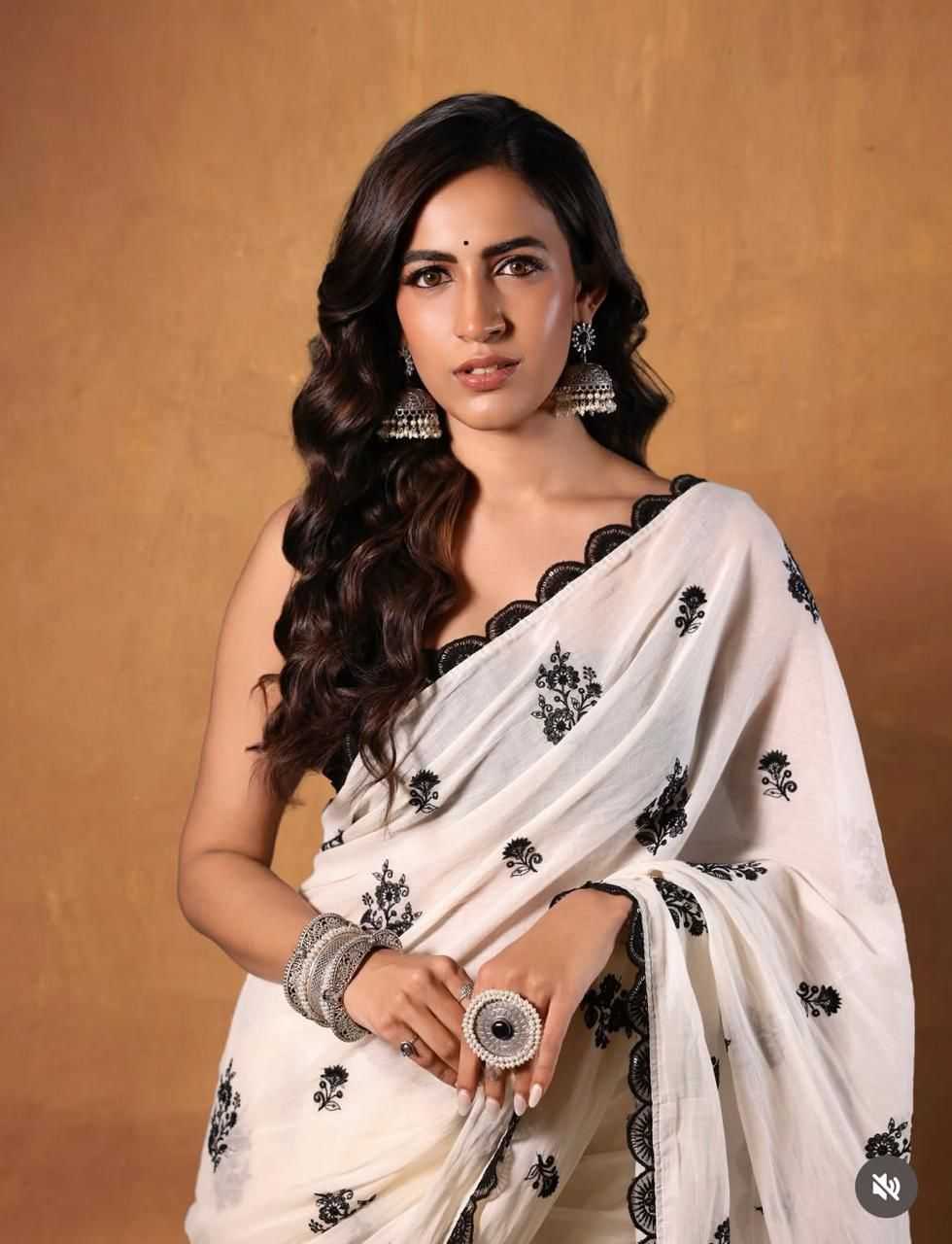 SILK SAREES WITH CONTRAST PALLU
