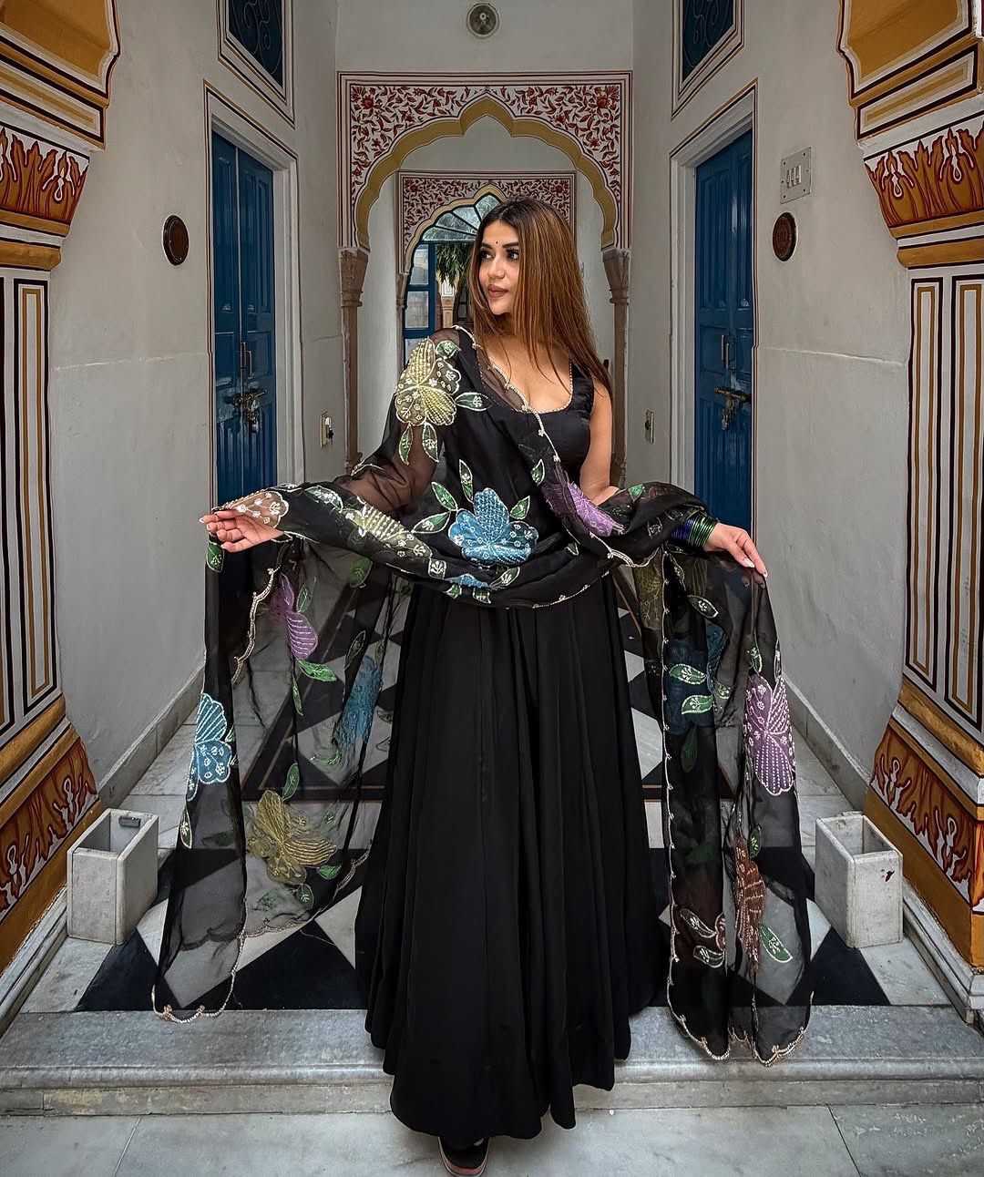 BLACK GOWN