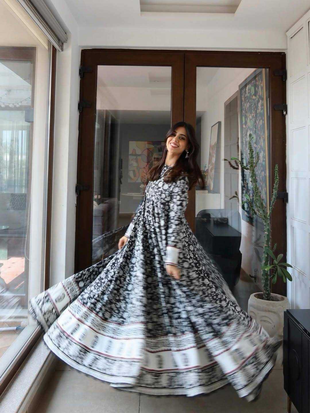 Ynf Maslin  Gowns Wholesale Fancy Gowns Anarkali Gown Lace Gowns Manufacturer - YNF Online