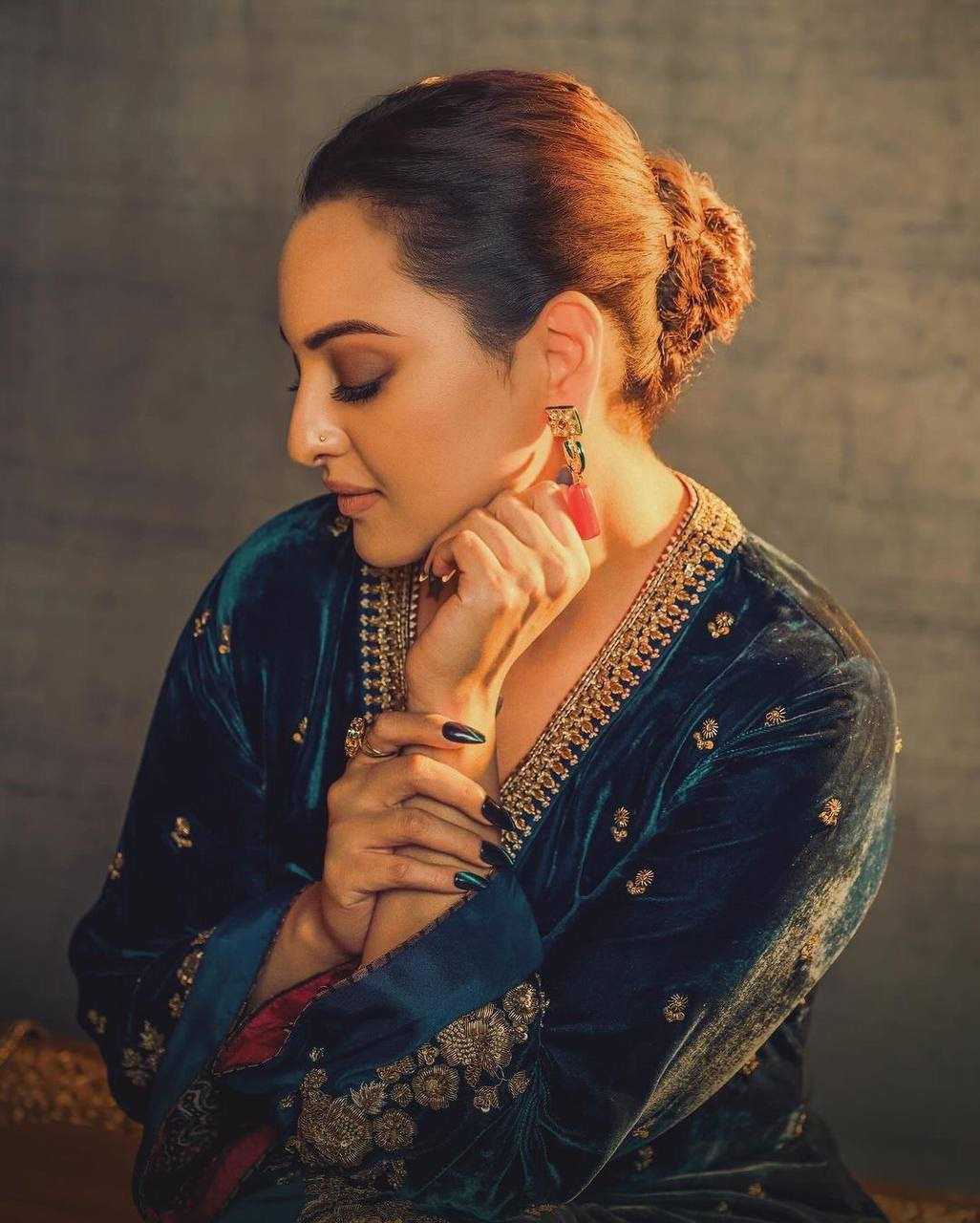 Ynf Velvet  Suits & Dresses Bollywood Collections Wholesale Embroidery Suits Sonakshi Sinha Collections Zari Work Suit Designer Suits Manufacturer - YNF Online